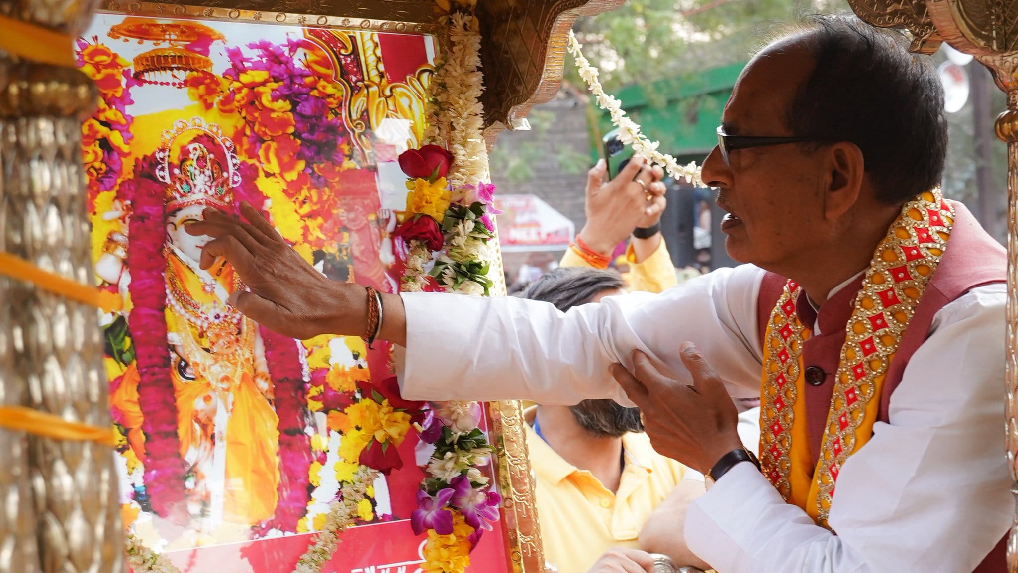 Shivraj pulled Pitambara Mai's chariot with Vasundhara, now Pitambara Mai Mahalok will be built here
