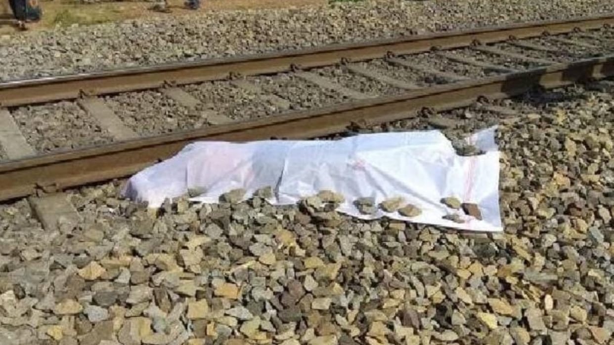 Youth fell from the train died on the spot