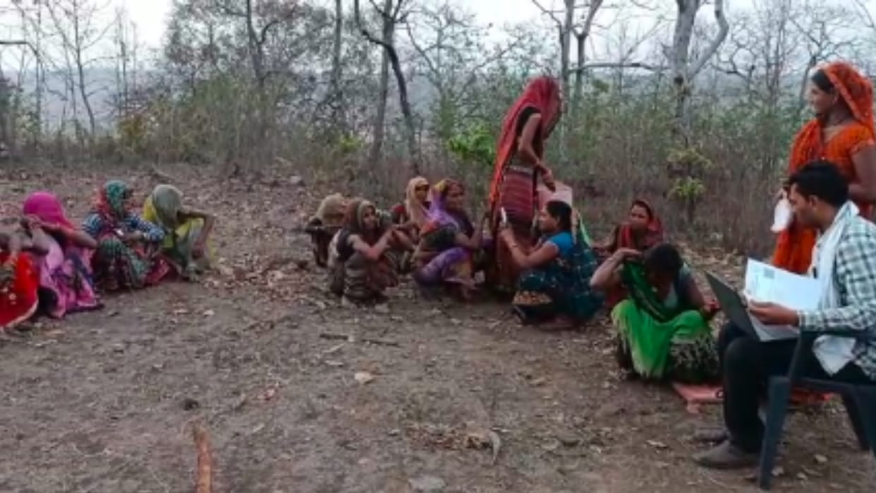 Networks are not available in Damoh, Ladli Behna forms are being filled on 300 feet high mountain