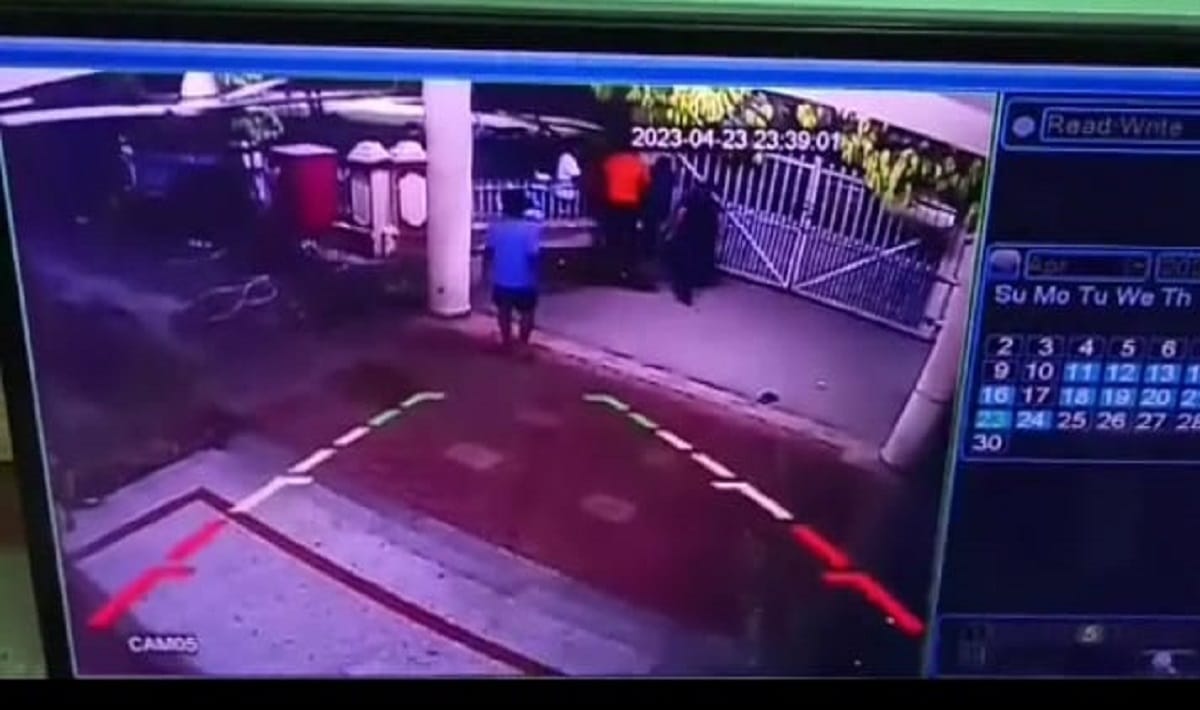 uproar in IIT BHU late nigh  BHU students entered hostel and beat up mess operator