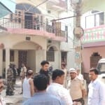 घर के बाहर मौजूद NIA के अधिकारी।