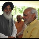 पीएम मोदी ने प्रकाश सिंह बादल के साथ एक पुरानी फोटो साझा की।