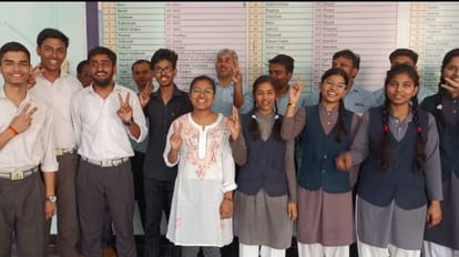 UP Board Result 2023: बस्ती जिले में इस बार भी बेटियों ने लहराया परचम, यहां देखें टॉपरों की पूरी लिस्ट Girls top possion in Basti UP Board exam Result 2023
