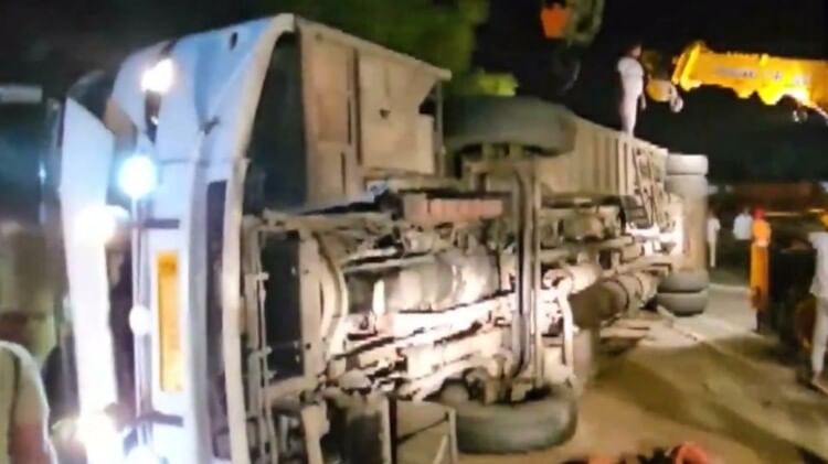 Road Accident:जालौन में बड़ा सड़क हादसा, बरात की बस पलटी, पांच की मौत और 17  घायल, Cm योगी ने जताया दुख - Big Road Accident In Jalaun Of Uttar Pradesh  Bus Overturns