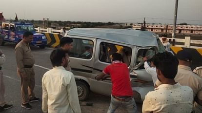 Accident: टैक्टर को ओवरटेक करने के दौरान ट्रॉली में घुसी कार, ड्राइवर की मौके पर मौत, दो महिलाओं समेत तीन घायल Car rammed into trolley while overtaking tractor, driver died on the spot, three injured