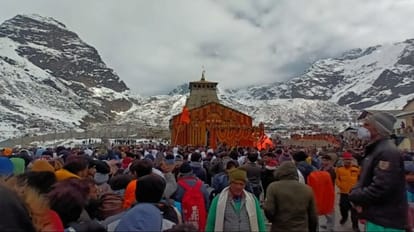 Chardham Yatra: केदारनाथ में तीर्थयात्रियों के लिए टोकन सिस्टम शुरू, एक घंटे में 1200 श्रद्धालु कर रहे दर्शन Chardham Yatra 2023: Token system started in Kedarnath 1200 pilgrims visiting in an hour