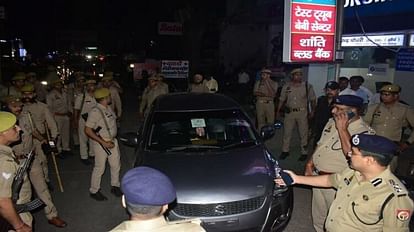 Aligarh News: विधायक के फर्जी पास लगी दो गाड़ी पकड़ीं, एक युवक गिरफ्तार Two vehicles caught near the car meeting the MLAs from the Assembly Secretariat