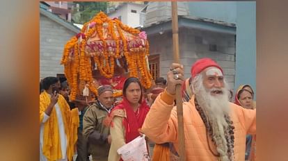 Badrinath Dham: पांडुकेश्वर के लिए रवाना हुई आदिगुरु शंकराचार्य की गद्दी और गाडू घड़ा तेल कलश यात्रा Badrinath Dham: Adi Guru Shankaracharya throne and Gadu Ghada Yatra will leave for Pandukeshwar today