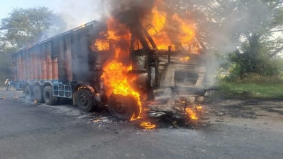 Road Accident: मुरादाबाद में ट्रक की टक्कर के बाद बुलेट में लगी आग, जिंदा जले दो युवक Moradabad Road Accident NEWS Bullet caught fire after truck collision in Moradabad