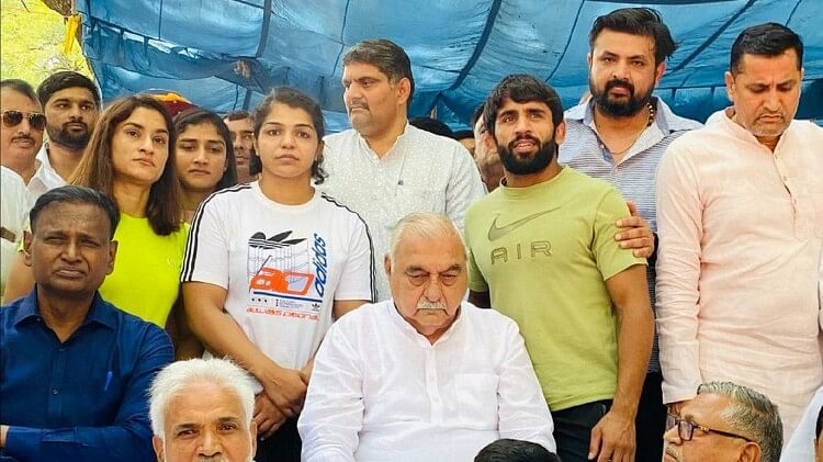 Wrestlers Protest: Wrestlers allege Dronacharya awardee coach, threats being given to withdraw complaint