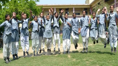 Hathras News: यूपी बोर्ड परीक्षा में हाथरस की छात्राओं ने लहराया परचम, रिजल्ट आने पर है कहीं खुशी कहीं गम Hathras girl students shine in UP board exam