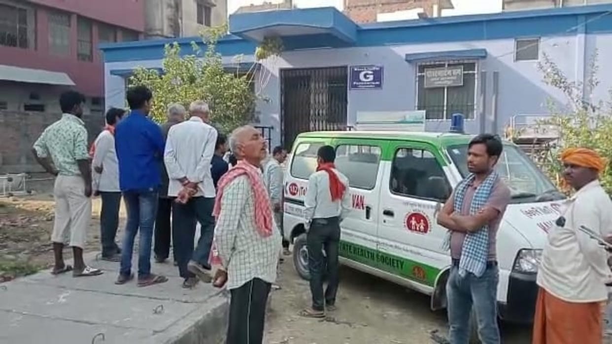 A speeding car collided with a tractor standing on roadside in Samastipur, driver killed, three injured
