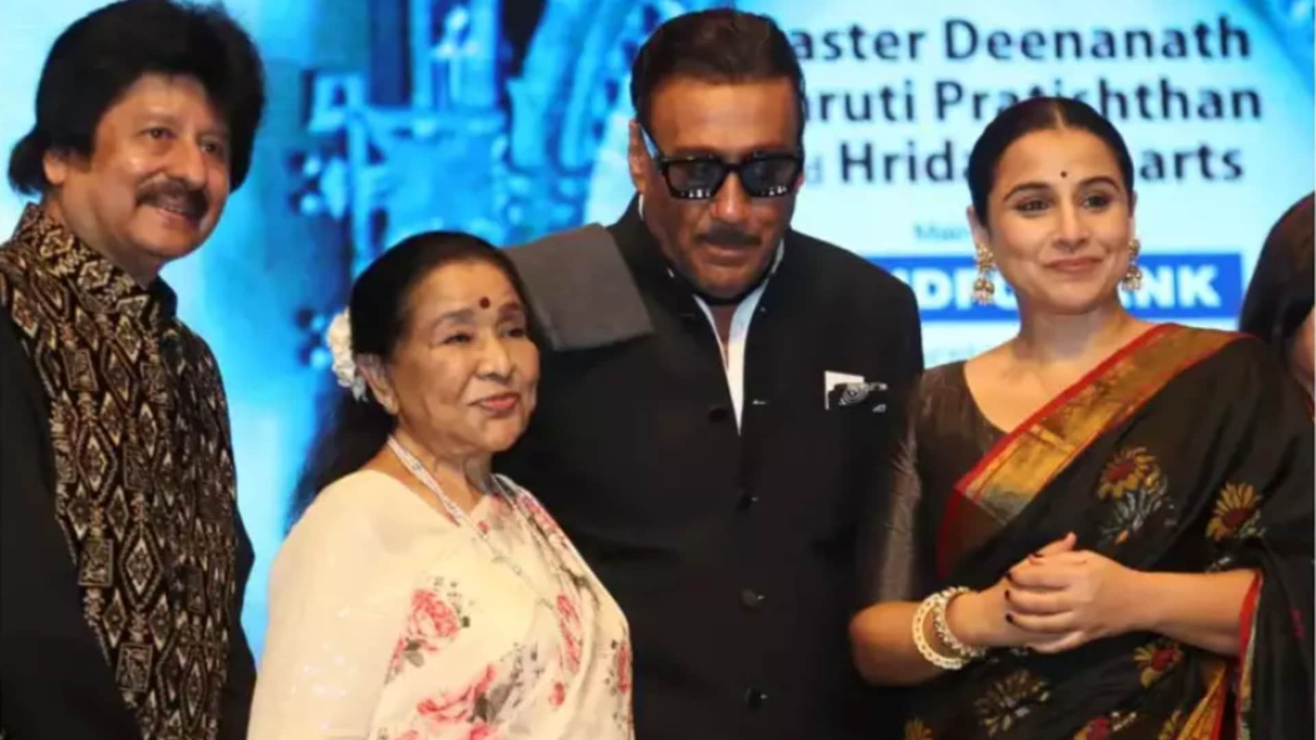 Vidya Balan Wear Lata Mangeshkar Gifted Saree While Receiving Dinanath Mangeshkar Award And become Emotional