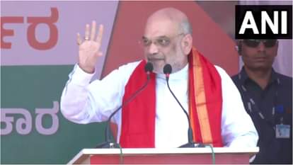 अमित शाह कर्नाटक में एक जनसभा में बोलते।