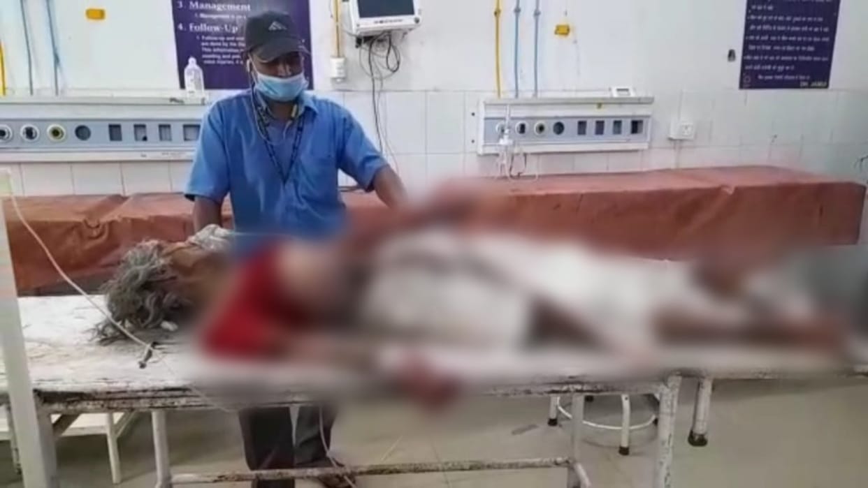 An old woman set herself on fire and jumped into well in Jamui, villagers got her admitted to the hospital