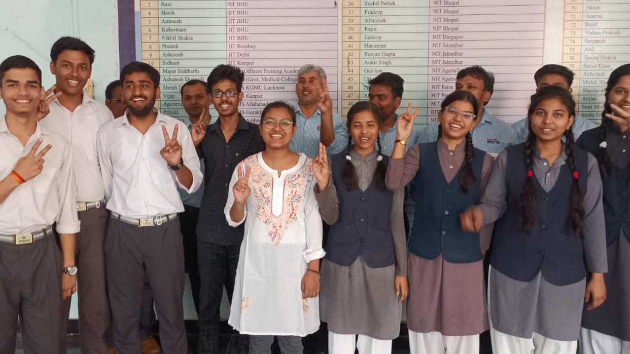 Girls top possion in Basti UP Board exam Result 2023