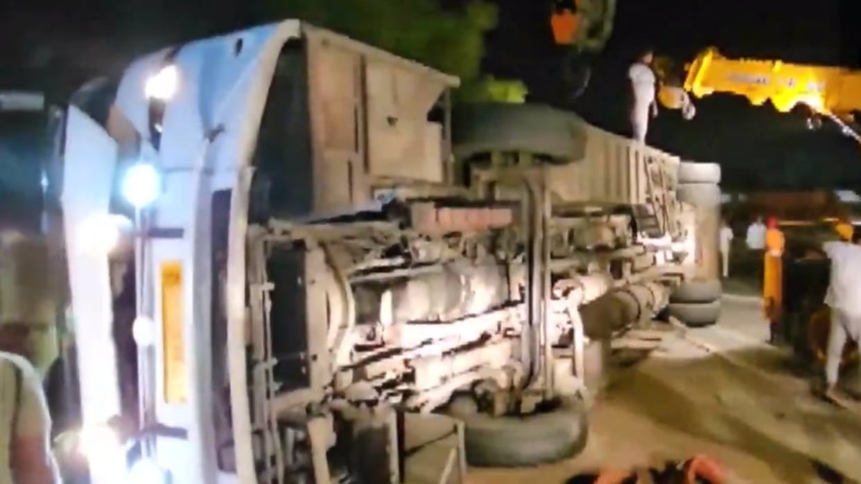bus accident in pune maharashtra latest news updates in hindi