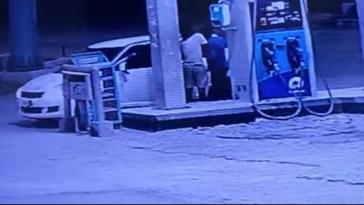 Criminals looted three lakh rupees from petrol pump in Muzaffarpur, firing on truck driver