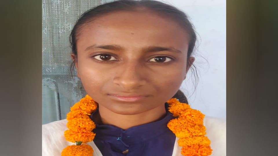 Rekha studied in poverty in Etah and got ninth rank in state in UP Board twelfth examination