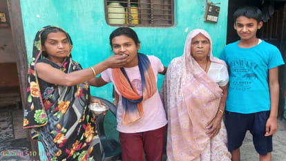 son of Rickshaw pullers topped district in UP Board tenth exam in Mainpuri