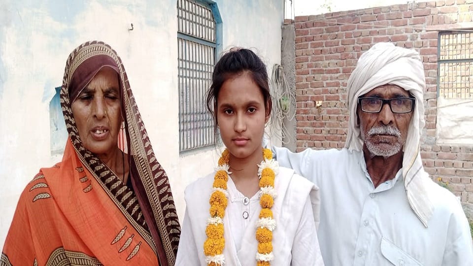 Inter Topper Madhu of Hathras wants to become an IAS