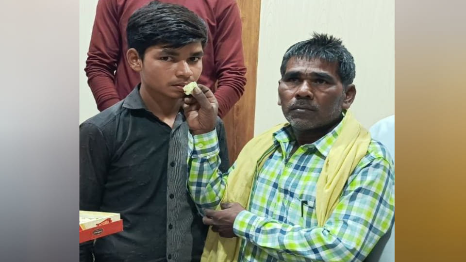 son of Rickshaw pullers topped district in UP Board tenth exam in Mainpuri
