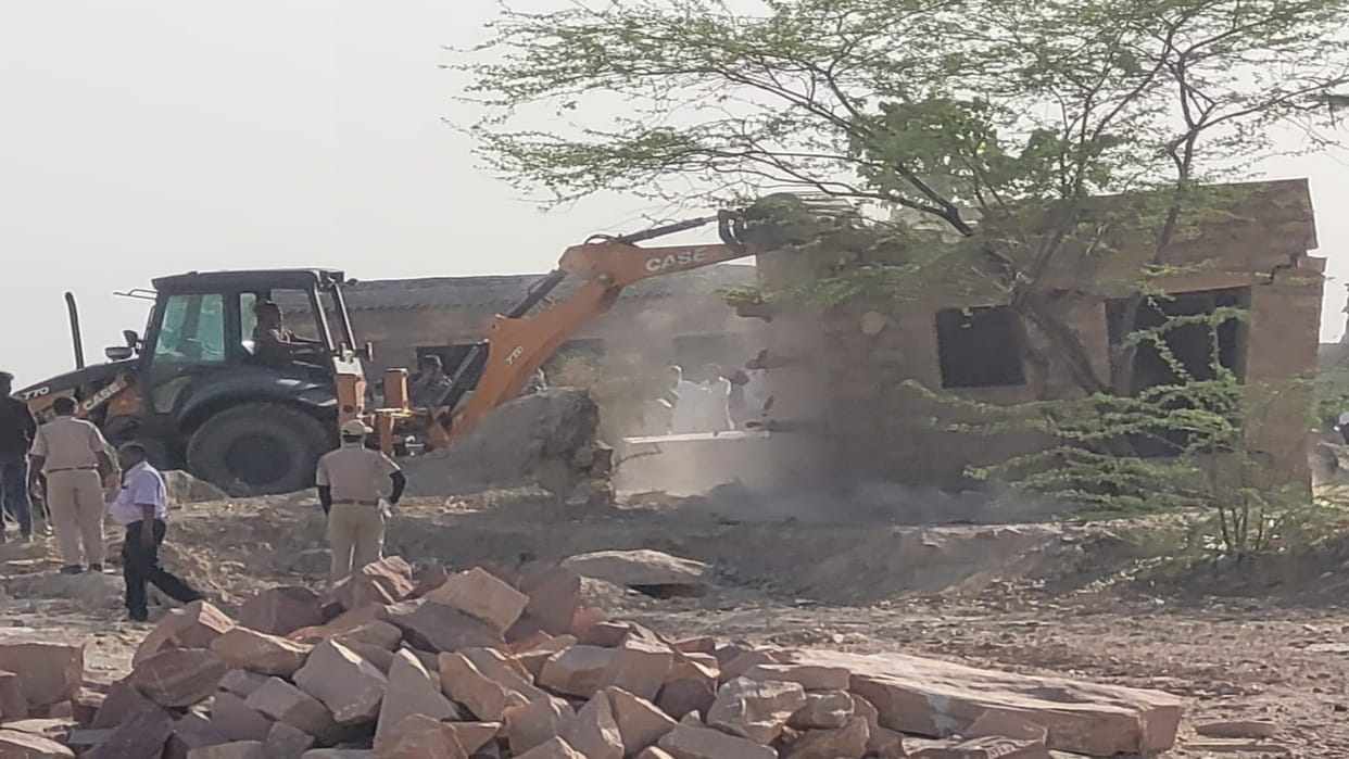 JDA demolished 200 houses and structures of Pak displaced Hindus with bulldozers in Jodhpur, stones pelted