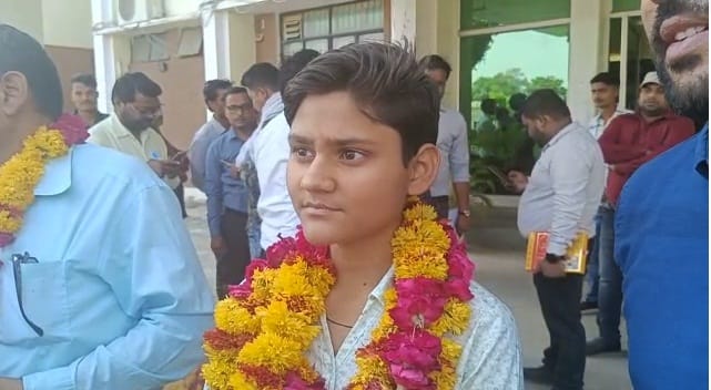 UP Board 12th Result, Anamika ranked third, dreams of joining the army, said  made distance from mobile and TV