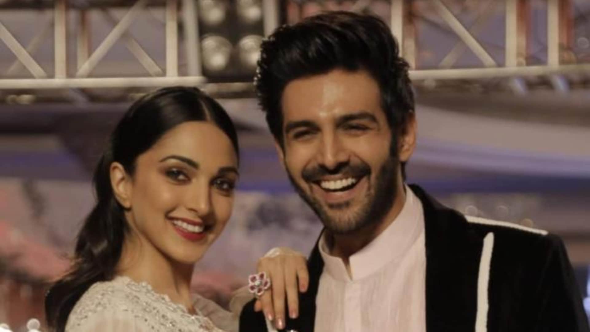 Satyaprem Ki Katha Kartik Aaryan Kiara Advani Photos Viral On Social Media From Set In Rajasthani Attire