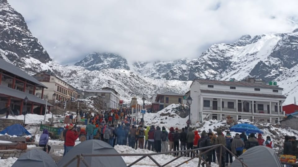 Kedarnath Dham Door Open Four year old Aditya from Gujarat reached dham by foot yatra