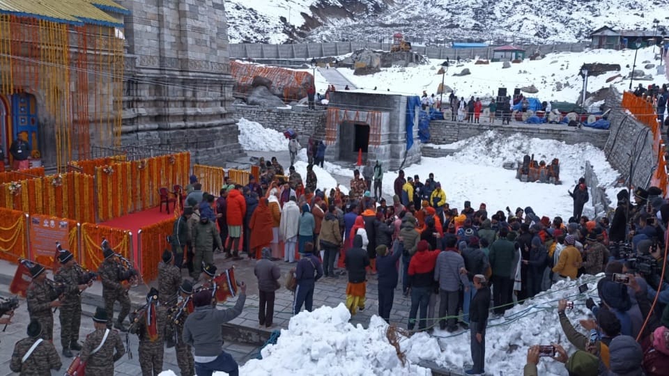 Kedarnath Dham Portals Open Pilgrims crowd even heavy Snow Uttarakhand Chardham Yatra 2023 news