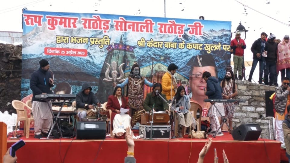 Kedarnath Dham Door Open Four year old Aditya from Gujarat reached dham by foot yatra