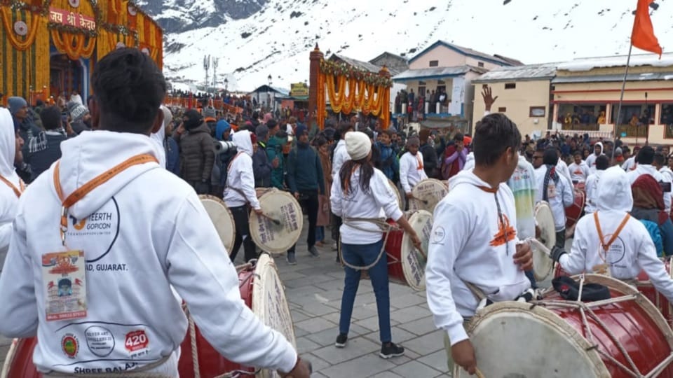 Kedarnath Dham Door Open Four year old Aditya from Gujarat reached dham by foot yatra