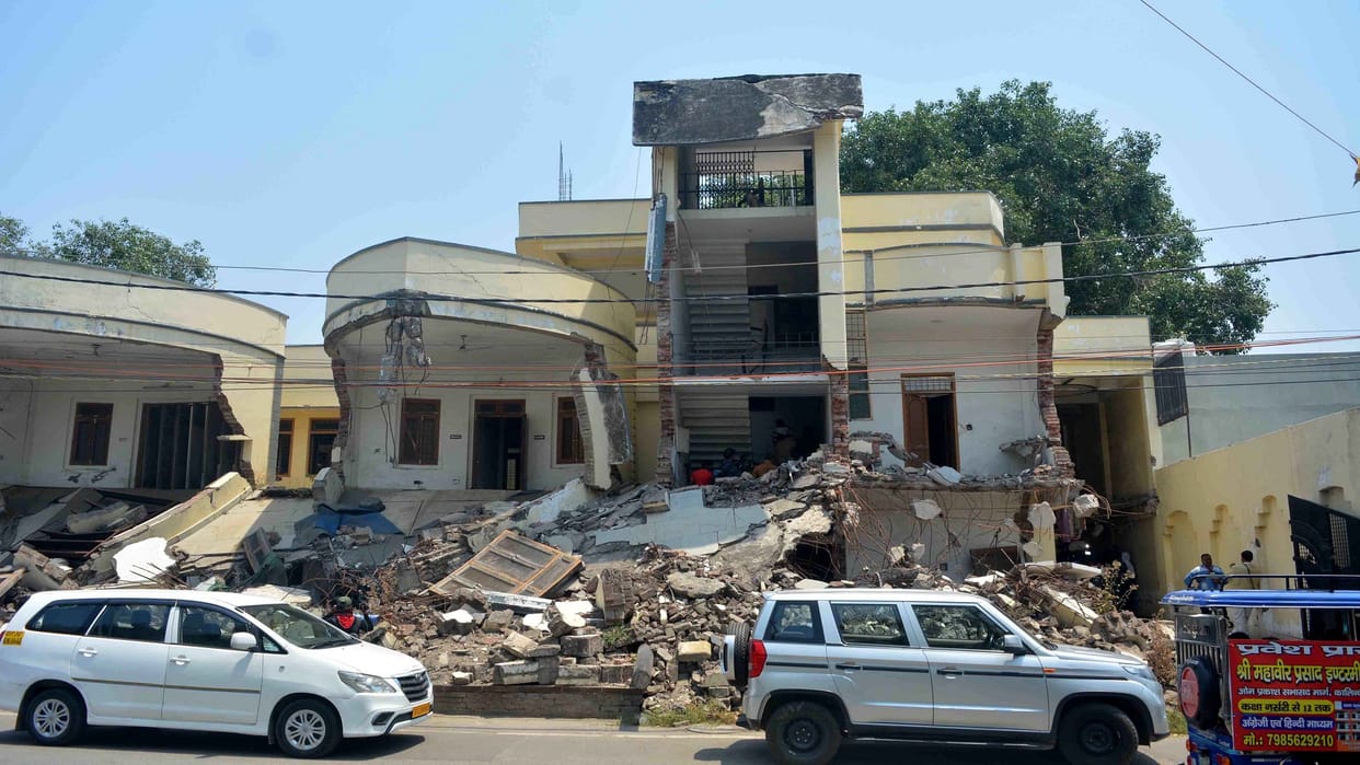Prayagraj: Rumor of dead body in Atiq's office, police launched search operation