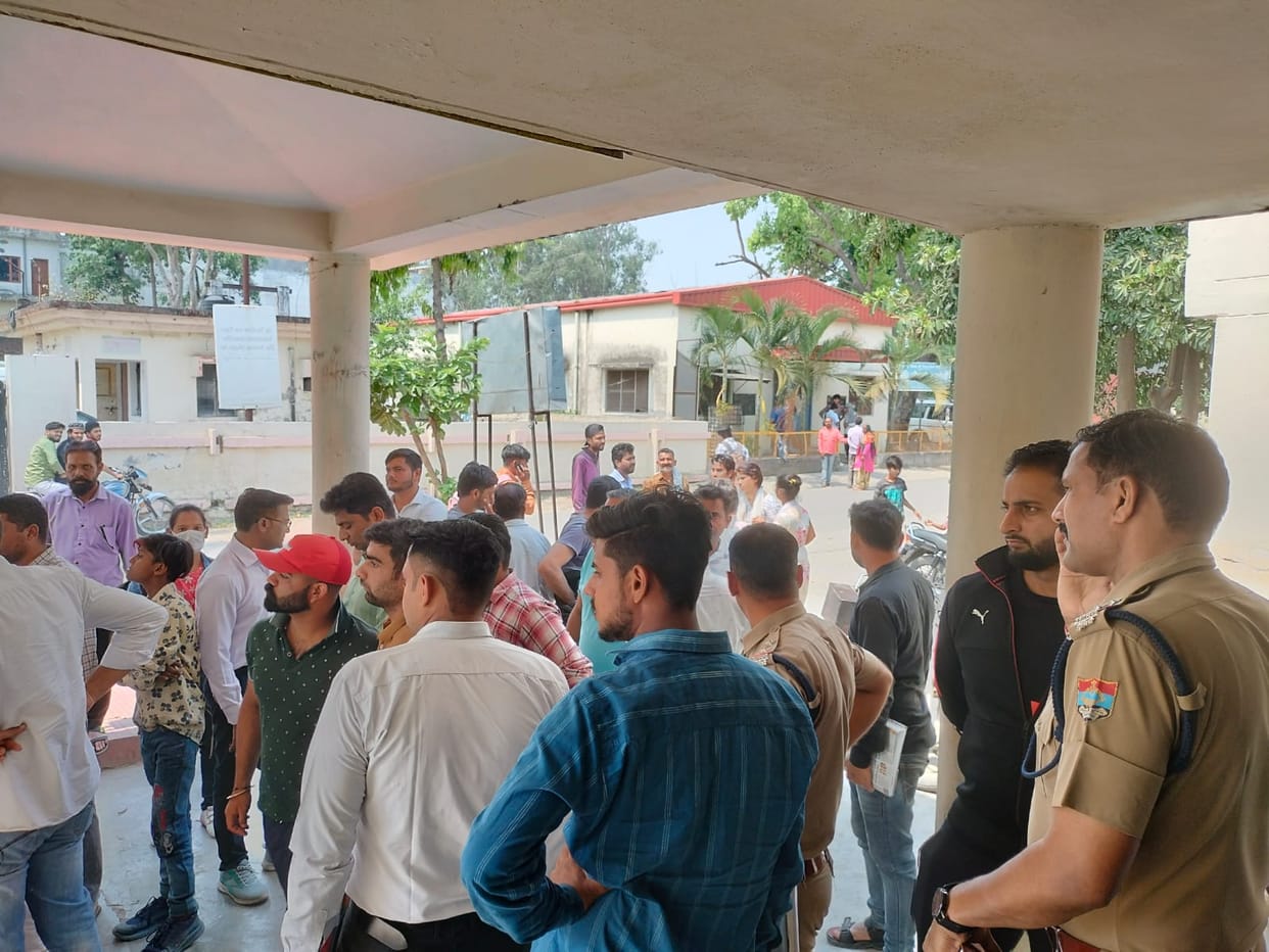 Roorkee Crime News: Bloody Conflict and firing for water sprayed in Field four people injured