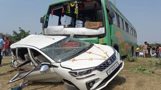Bus driver hit car on NH 91 in Khurja and many people injured