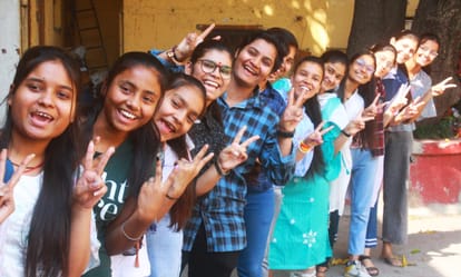 खुशी जाहिर करतीं छात्राएं