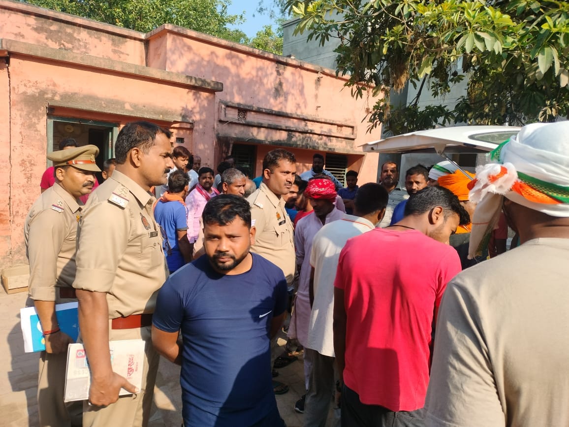 Ballia News Father and son working in the field were electrocuted, mother was infuriated after seeing the dea