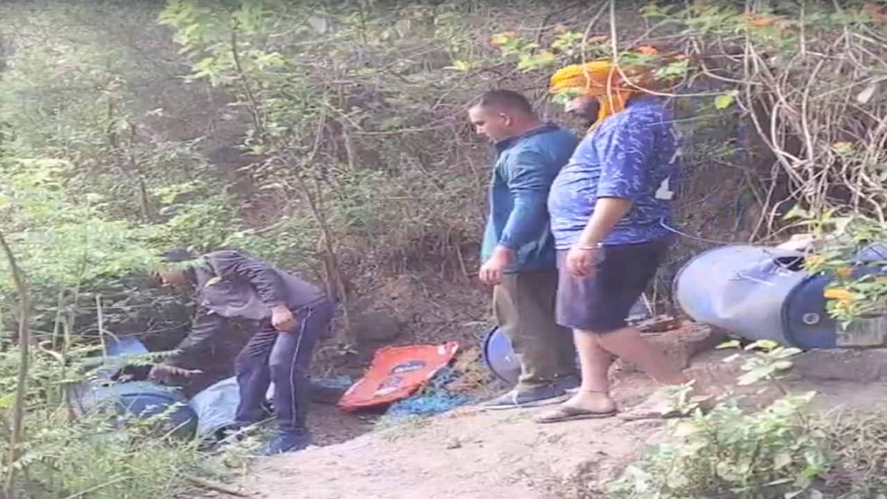 Police destroyed 800 liters of raw liquor in Dabat forest in bilaspur