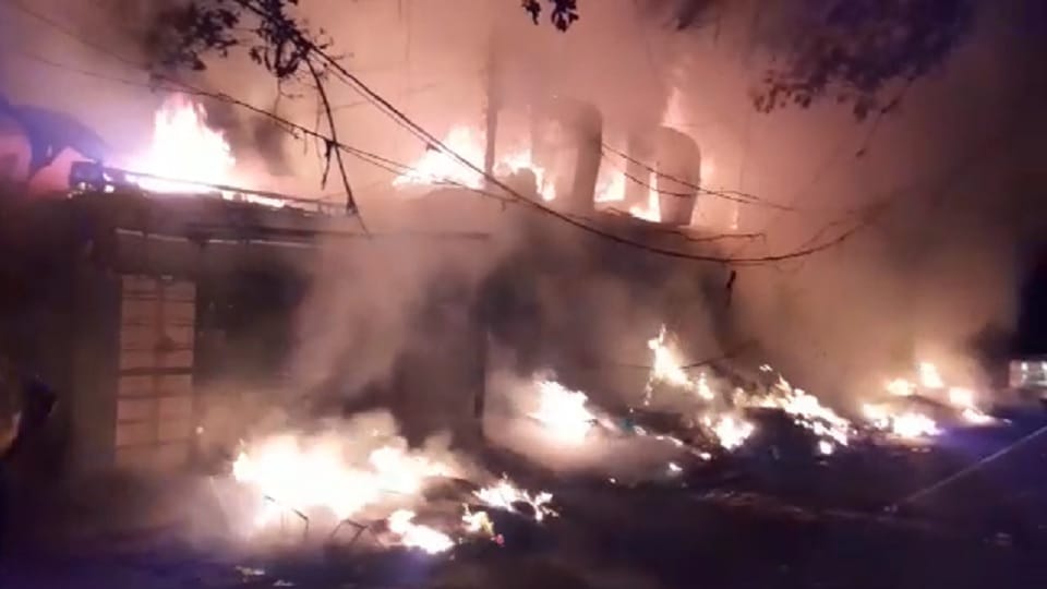 Fire breaks out in Delhi's Sarojini Nagar market
