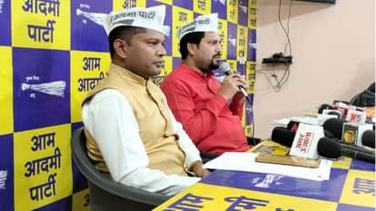 प्रेस कॉन्फ्रेंस लेते आप प्रदेश प्रभारी संजीव झा और कोमल हुपेंडी