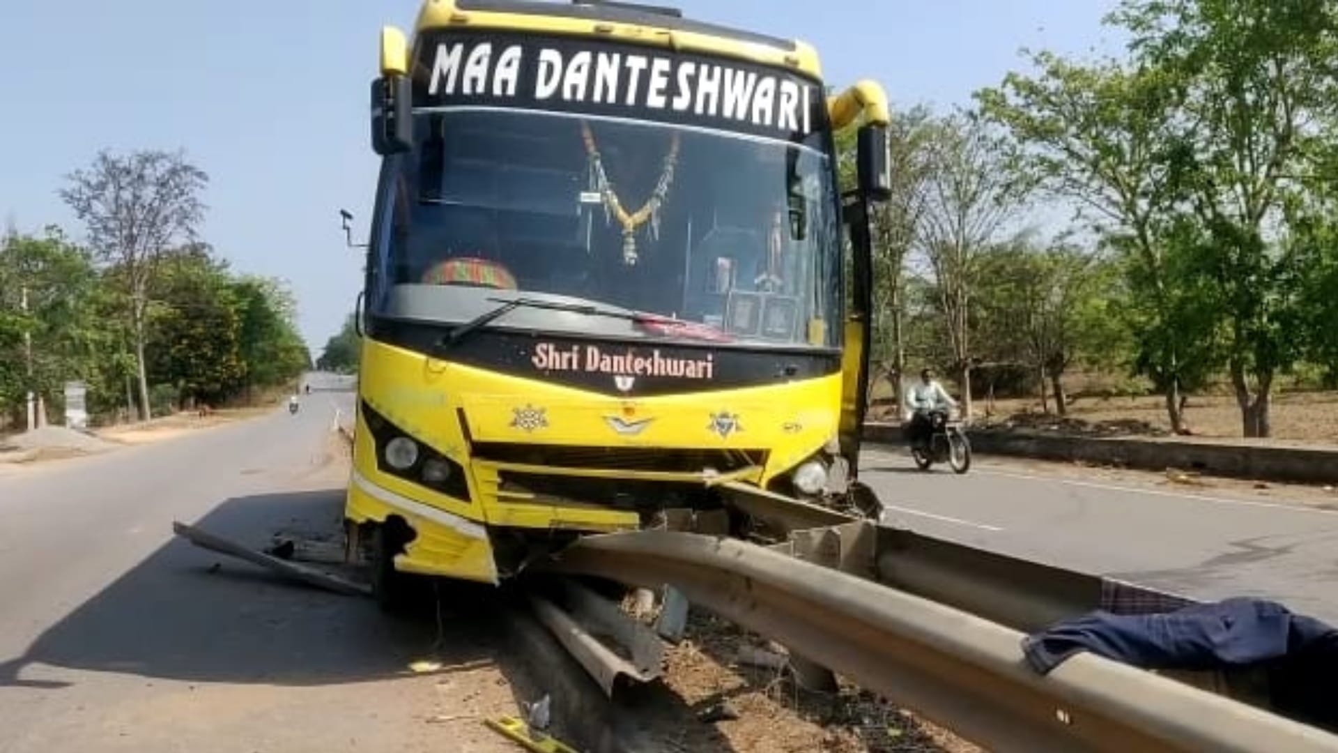हाईवे पर डिवाइडर तोड़कर अंदर घुसी बस।