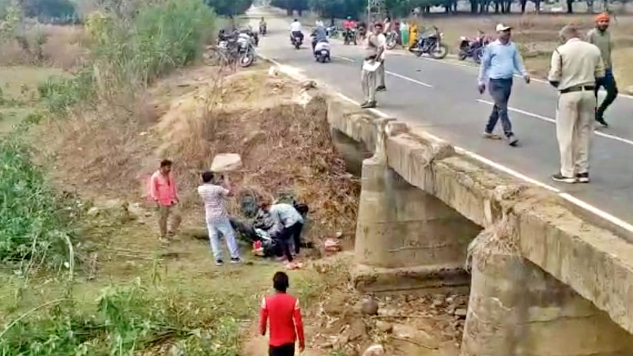 Shahdol Accident Speeding bike fell down after colliding with a culvert three people injured