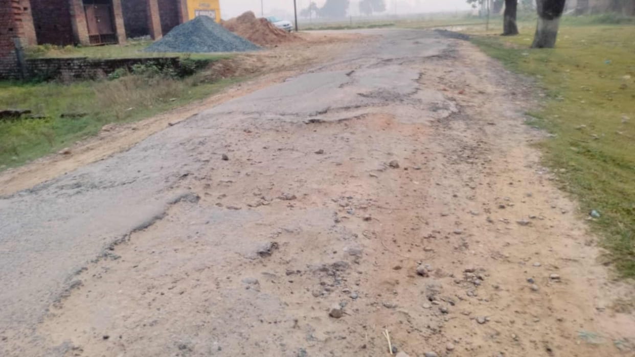 Broken road in sahjanwa Gorakhpur