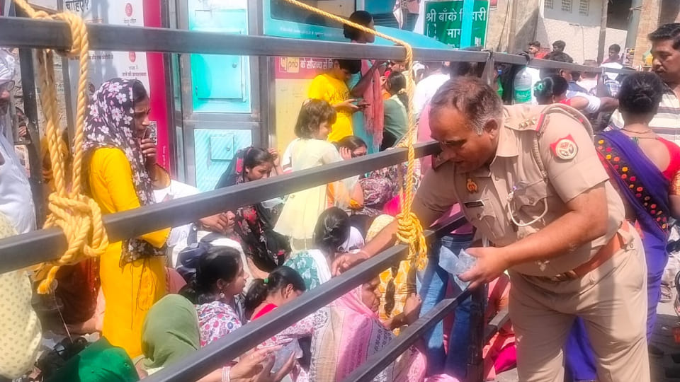 Traders uprooted barricading which becomes problem in Vrindavan at Mathura