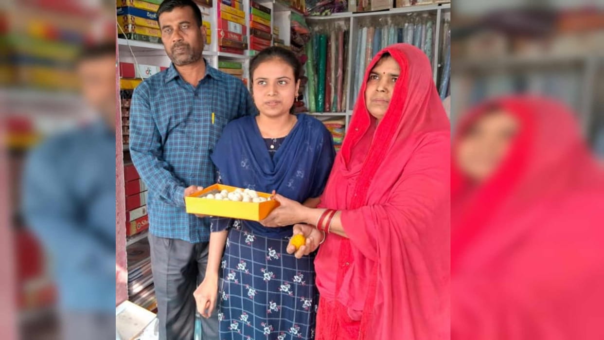 Deoria Girl Afreen get top 10 position in UP Board exam Result 2023