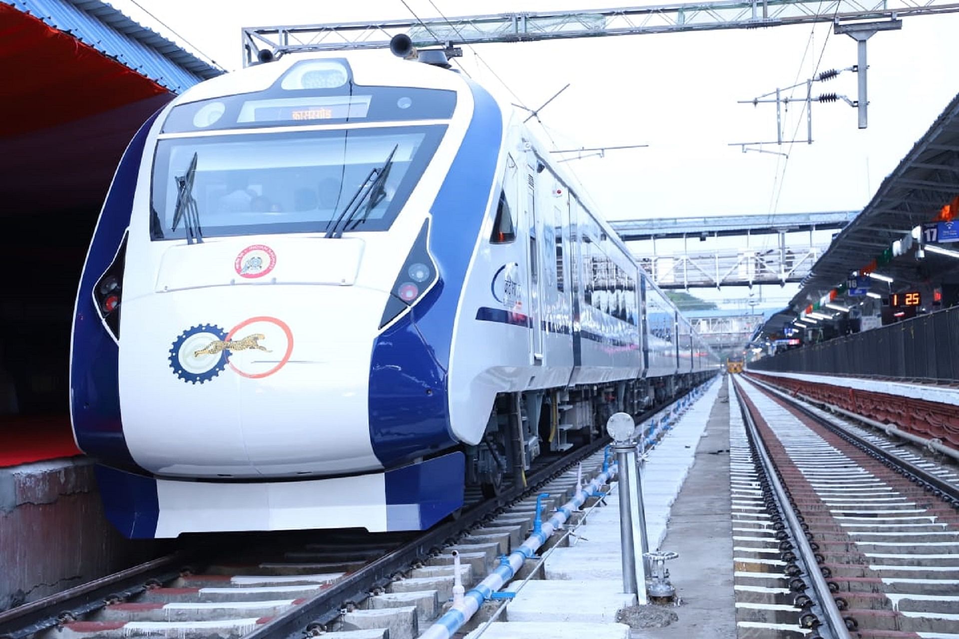 Vande Bharat: Vande Bharat Of Eight Coaches Will Travel To Howrah In Six Hours, Pm Modi Can Flag Off - Amar Ujala Hindi News Live - Vande Bharat:आठ कोच की वंदेभारत छह