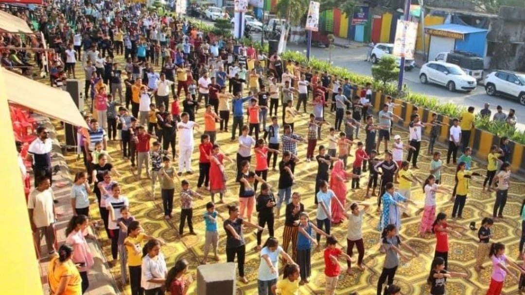 Yoga Mitra Campaign When hundreds of people started doing yoga on the road