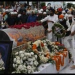 प्रकाश सिंह बादल को श्रद्धांजलि अर्पित करने पहुंचे पीएम मोदी।