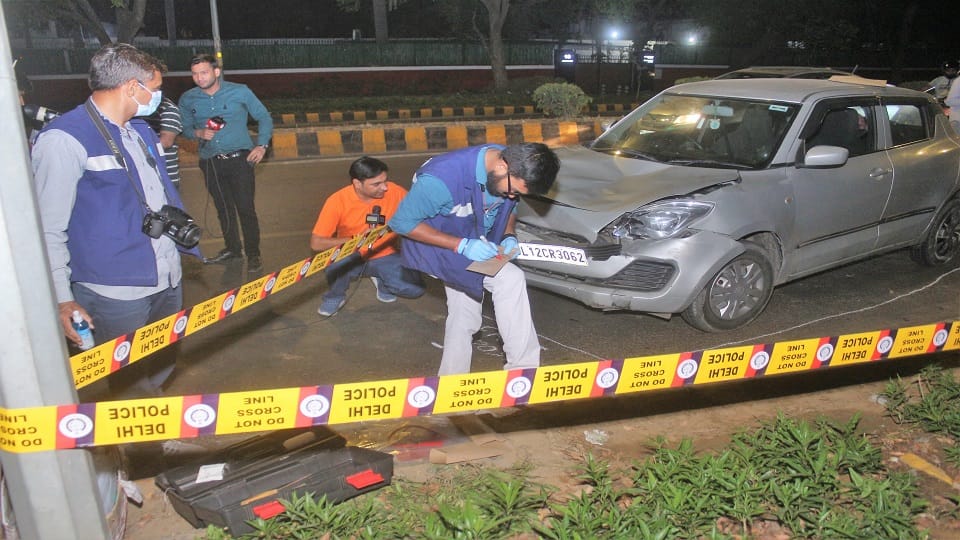 Delhi Road Incident Case Flesh of Both Legs and Back Was Torn off After Dragging 350 News in Hindi